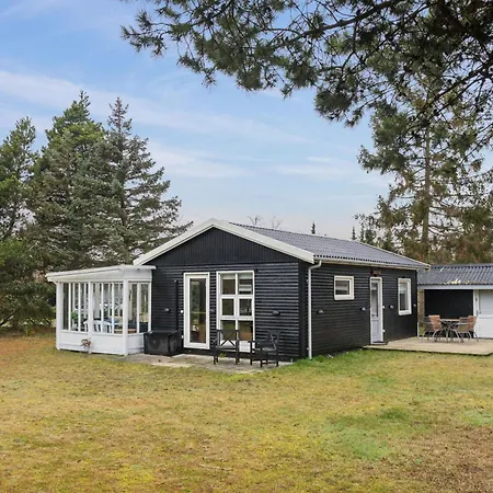 Near Beautiful White Sandy Beaches, Holiday home *